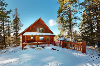 Image de Spacious cabin near skiing with amazing view, hot tub, fireplaces, & decks