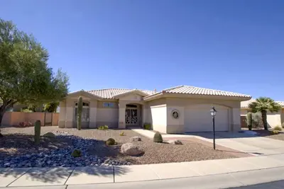 Image de Mountain-view home with on-site pool/hot tub, private yard, patio