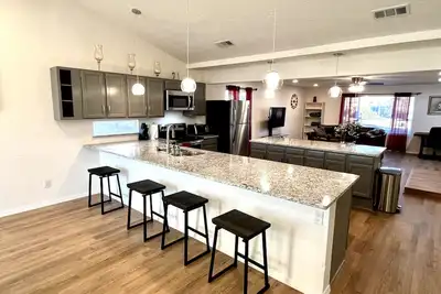 Image de 4 Bedroom - Gorgeous Newly Renovated Home