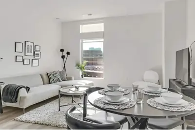 Image de Elegant 2br inTysons: Black & White + Amenities - Gym \/ Pool \/ Mall