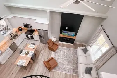 Image de New, Modern, Cozy Lakeside Cottage. Pet friendly!