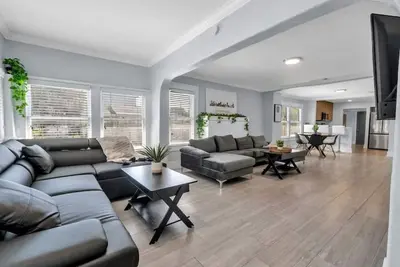 Image de Chic 3 Bedroom 3 Bathroom Grand Central Bungalow