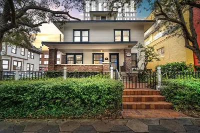 Image de 436 Whole Property · Downtown Historic District Estate (Home + Cottage)
