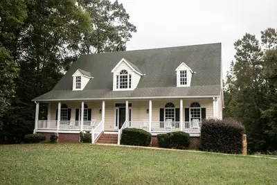 Image de New Renovated Lake Front Home 6, 000 SqFt Sleeps 22