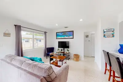 Image de Updated, single-level duplex with central Ac, private W\/D, & central location