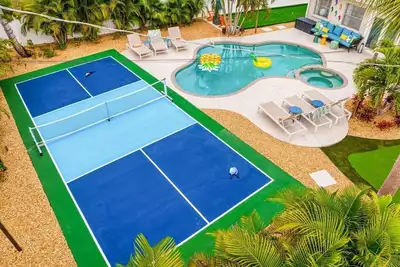 Image de 12 min to Beach, Pickleball, Mini-Golf, Hot Tub