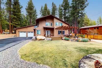 Image de Gorgeous wilderness retreat with enclosed yard, elegant fixtures, & office space