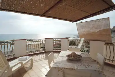 Image de Maison de vacances 'Appartamento C - Le Terrazze' avec vue sur la mer, Wi-Fi et climatisation