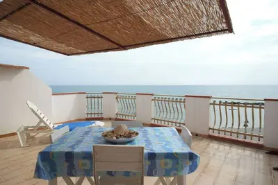 Image de Maison de vacances 'Appartamento B - Le Terrazze' avec vue sur la mer, Wi-Fi et climatisation