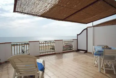 Image de Maison de vacances 'Appartamento A - Le Terrazze' avec vue sur la mer, Wi-Fi et climatisation