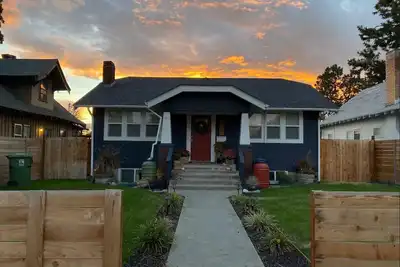 Image de Garland Getaway-Updated 1926 bungalow, Pet-friendly!