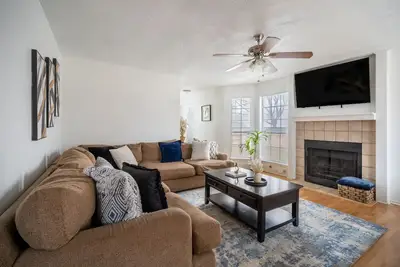 Image de Cozy & Central Home with Backyard - 7 Min Downtown