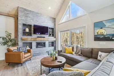 Image de Hill House: 3 br w/ fireplace, a/c, hot tub, deck, firepit & garage!