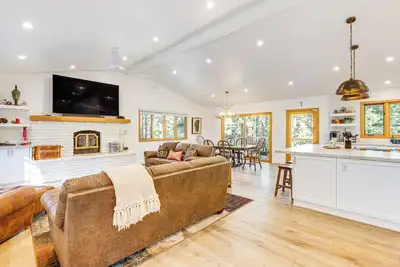 Image de 4 Mi to Slopes: Family-Friendly Stateline Home!