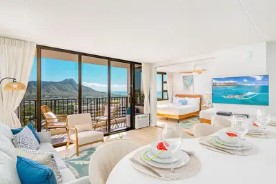 Iconic Diamond Head and Ocean View in Waikiki!