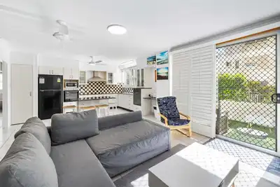 Image de Welcome to your next holiday on Pacific Street in Main Beach, Gold Coast!