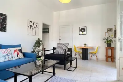 Image de Sunlit 2br apt on MarMikhael Stairs