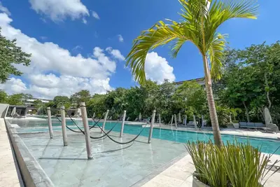 Image de Luxury amenities, close to the beach and 5th Ave.