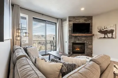 Image de Overlooking the Jordanelle with Luxury Amenities + High-Speed Wi-Fi!