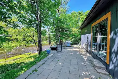 Image de 37pa Superbly appointed riverfront home in LIttleton! Skiing, hiking, firepit, wifi, dog friendly!