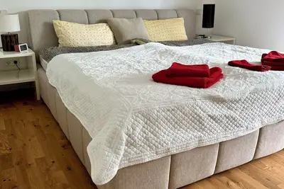 Image de Willkommen in der Wohnung - dem Perfekten Rückzugsort im Herzen der Bezaubernden Rhön und dem Grünen Herzen Deutschlands. Diese neu Erbaute Wohnung Bietet Nicht nur Modernes Design, Sondern Auch ein Einzigartiges Ambiente Direkt im Grünen mit Gemütli