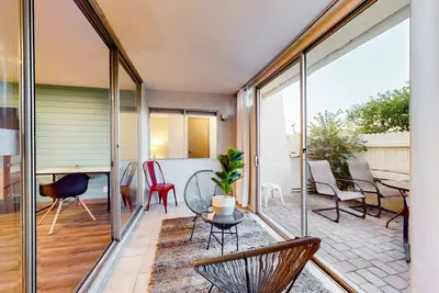 Image de Ground-floor condo with on-site pool, picnic area, & covered patio