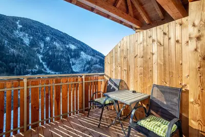 Image de Appartement 'Kreuzplonhof Apt Dorfblick' avec vue sur la montagne et cabine infrarouge privée