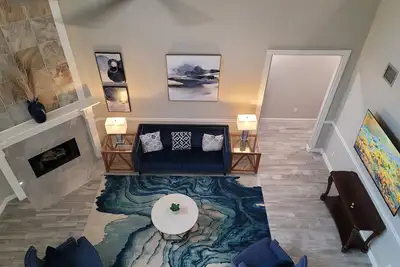 Image de Luxurious 3800sf House in a gated subdivision includes great amenities.