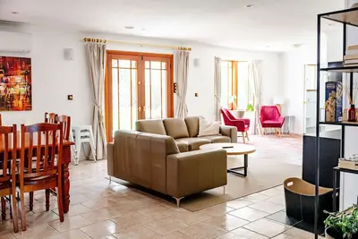Image de Large & central! Indoor pool. Pets welcome. Orange Nsw
