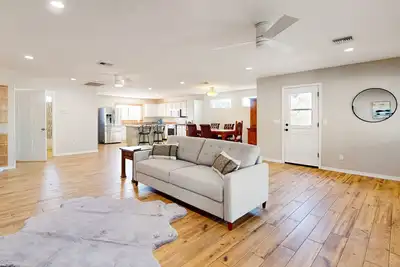 Image de Dog-friendly home with mountain views, covered patio, grill, washer/dryer, & Ac