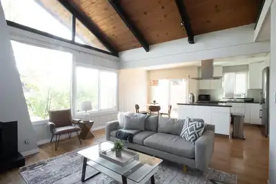 Image de Beautiful Mountain View 2br w/ A/C, nr Dining & Tech Hubs, by Blueground