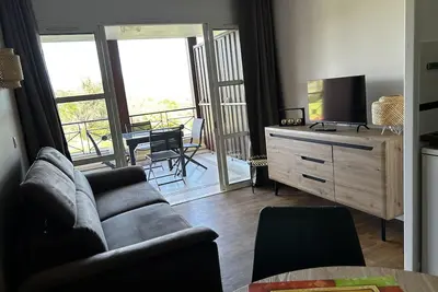 Image de Studio terrasse idéal pour les familles, animaux de compagnie ok, refait à neuf.