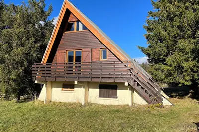 Image de Chalet atypique plein de charme avec garage et balcon, idéal pour familles
