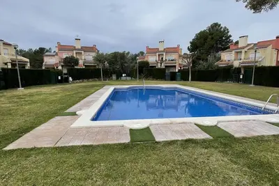 Image de Maison de ville avec jardin privé et accès piscine, idéale pour vacances en famille à Miami Playa
