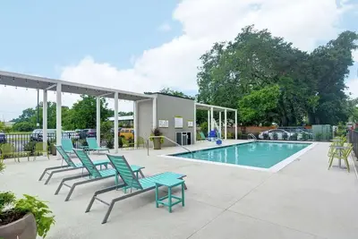 Image de Urban Oasis! Onsite Parking, Pets Allowed, Short Drive to Pensacola Beach