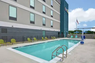 Image de 2 Convenient Units! Free Parking, Breakfast, Close to Historic Pensacola Village