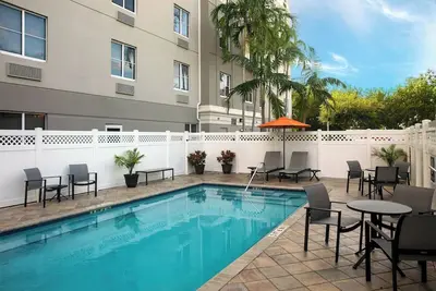 Image de Modern Comfort: 4 Units. Onsite Pool. Parking. Short Drive to Port Everglades!