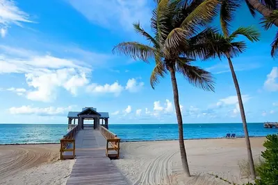 Image de 3 Relaxing Units Minutes to Dania Beach. Onsite Parking, Shuttle Service, Pool!