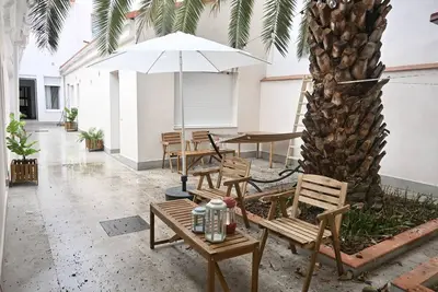 Image de Exquisito Estudio con Cama en Mezanine y Patio Compartido Mpe35c