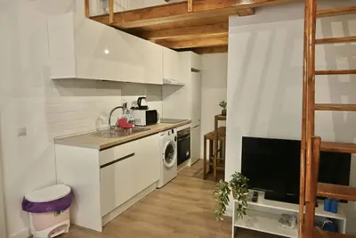 Image de Encantador Estudio con Cama en Mezanine y Patio Compartido Mpe35f