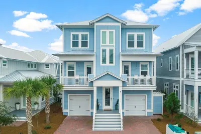 Image de 30a Beach House - Slps 16, Golf Cart, Dog Friendly, Beach, 2 Pools, Ping Pong