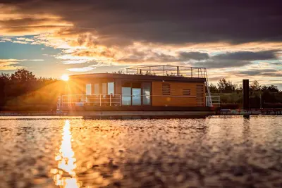 Image de Floatinghouses Bärwalder See - Hausboot Urlaub im Lausitzer Seenland