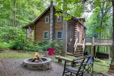 Image de Classic log cabin 20 minutes to downtown Asheville/hot tub/fire pit/game room