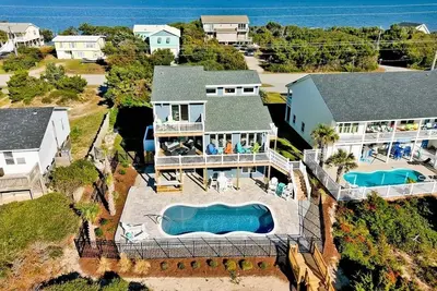Image de Dark and Stormy, Almost Oceanfront House in Emerald Isle, Nc!