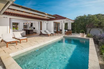 Image de Villa Porto Bus Beachside by Villas Guide