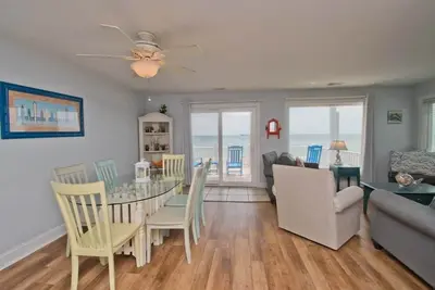 Image de Tides Out West, Oceanfront Duplex in Emerald Isle, Nc!
