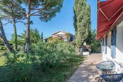 Image de Le Petit Mas à 500m de Montpellier grande terrasse dans le Jardin des Coquilloux