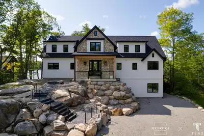 Image de A luxurious cottage rental nestled on the picturesque shores of Gloucester Pool.