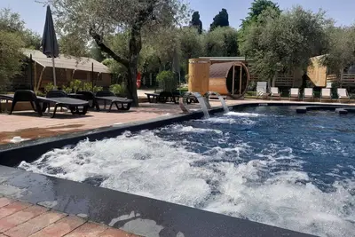 Image de Maison mobile avec terrasse, piscine et climatisation