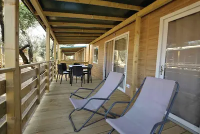 Image de Maison mobile avec terrasse, piscine et climatisation